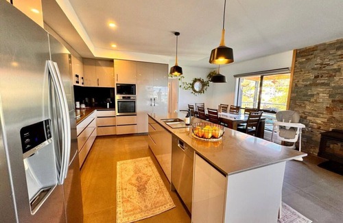 Howrah House | 4 bed 2 Storey House With Views, Spa, Near Beach