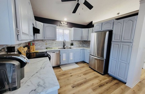 West Lincoln House | 4 bed 2bath 8 mins away from downtown, arena and stadium!