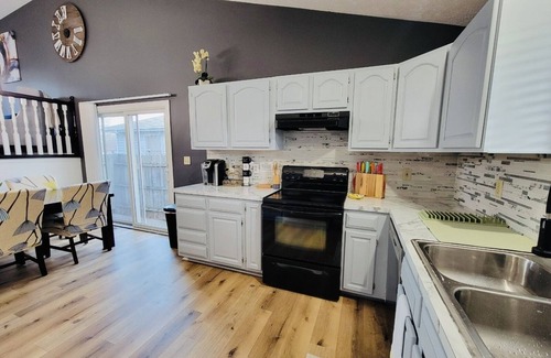 West Lincoln House | 4 bed 2bath 8 mins away from downtown, arena and stadium!