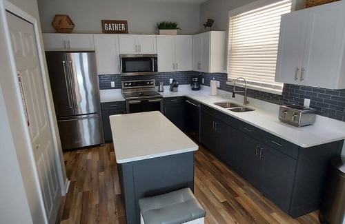 Calabay Parc House | 4 Bed 3 Bath ⭐ 2 Master Suites ⭐ 86" TV ⭐Hot Tub ⭐ Pool ⭐ In Calabay Parc
