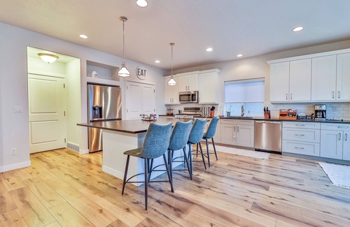 Herriman House | 4 bed/3 bath Home in the HEART of Salt Lake City! Great shopping and food!