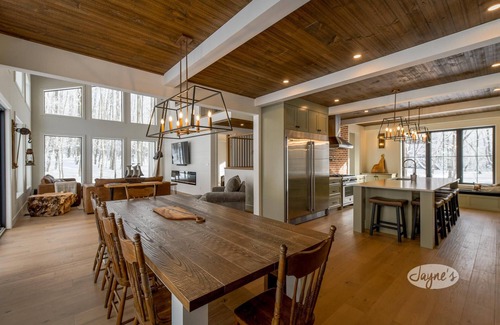 The Blue Mountains Ski Chalet | 4 bed 3 bath home Minutes to Blue Mountain! 25 acres! Privacy!