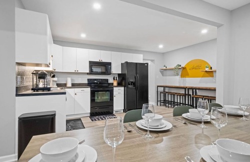 Redstar House | 4 Bed,3 Bath, Hot tub, Fun Game Room, Fire Pit, 12 min NRG