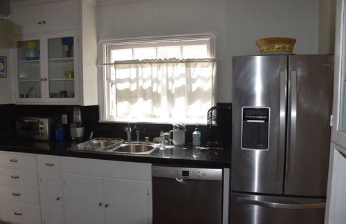 Petaluma House | 4 bed 3 bath house in wine area near SF. Walk to town. Dog friendly PLV120240032