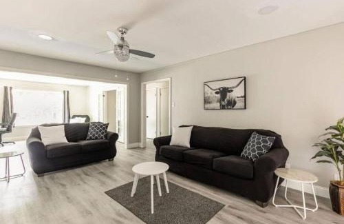 Garland House | 4 Bed 3 Bath House, Spacious, Smart TVs in all rooms, Whole house to yourself