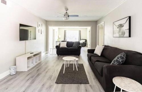 Garland House | 4 Bed 3 Bath House, Spacious, Smart TVs in all rooms, Whole house to yourself