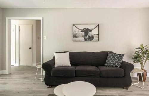 Garland House | 4 Bed 3 Bath House, Spacious, Smart TVs in all rooms, Whole house to yourself