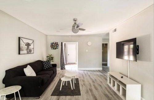 Garland House | 4 Bed 3 Bath House, Spacious, Smart TVs in all rooms, Whole house to yourself
