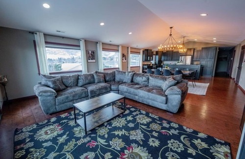 Pateros House | 4 Bed, 3 Bath Riverfront Guesthouse, Mountain & River Views! Near Chelan