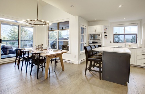 Whistler Cay Heights House | 4 bed/3 bath twnhse w stunning Mtn view & HOT TUB