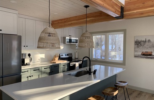 Algonquin Highlands Cottage | 4-Bed/3-Bath Waterfront Cottage with Sunset Views