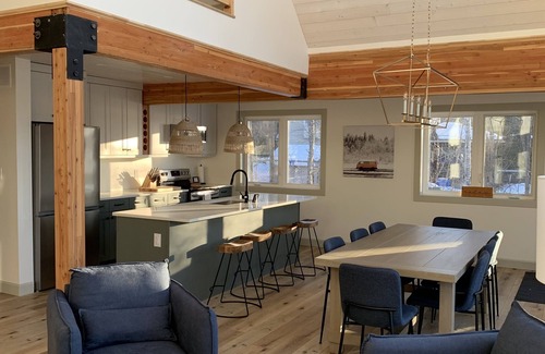 Algonquin Highlands Cottage | 4-Bed/3-Bath Waterfront Cottage with Sunset Views