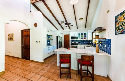 Palm Beach Estates Villa | 4 bed/4 bath w pool and rooftop patio 50m from Beach in Grande