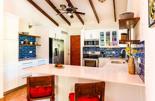 Palm Beach Estates Villa | 4 bed/4 bath w pool and rooftop patio 50m from Beach in Grande