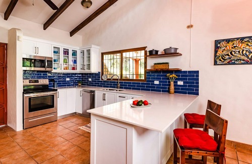 Palm Beach Estates Villa | 4 bed/4 bath w pool and rooftop patio 50m from Beach in Grande