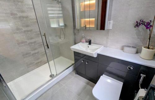 Muxton House | 4 Bed 4 Bathroom Home