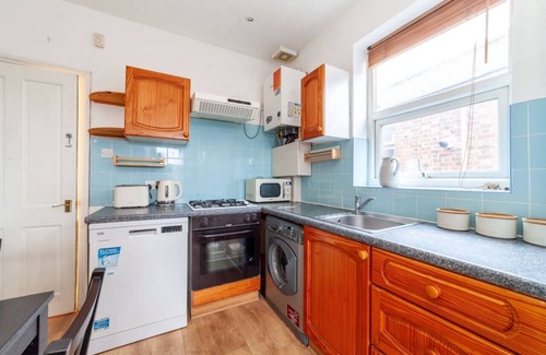 Duckett's Green Apartment | 4 Bed Apartment in Wood Green