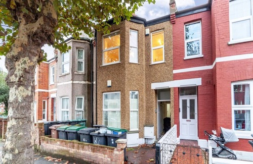 Duckett's Green Apartment | 4 Bed Apartment in Wood Green