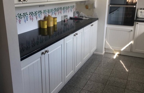 Heacham House | 4 Bed Beach Bungalow with Dog-friendly Garden & Hot Tub on South Beach, Heacham