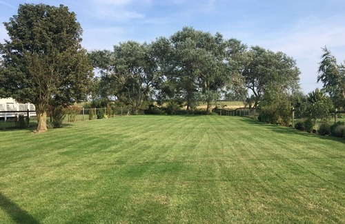 Heacham House | 4 Bed Beach Bungalow with Dog-friendly Garden & Hot Tub on South Beach, Heacham