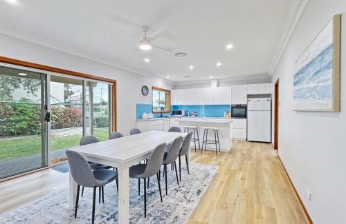 Tomakin House | 4-Bed Beach House with Garden & Alfresco Dining