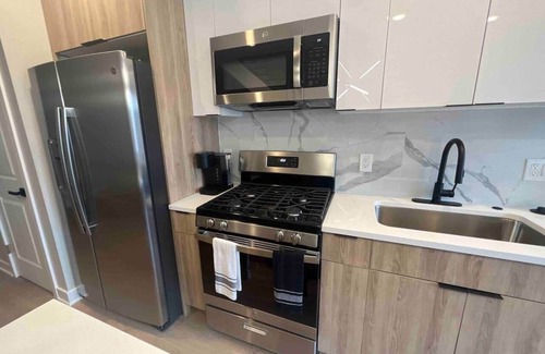 Graduate Hospital Apartment | 4 bed bi-level with roof deck. In the city.