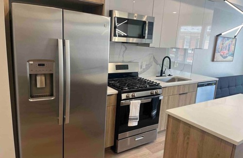 Graduate Hospital Apartment | 4 bed bi-level with roof deck. In the city.