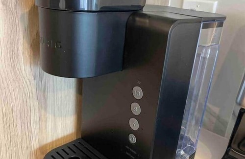 Graduate Hospital Apartment | 4 bed bi-level with roof deck. In the city.