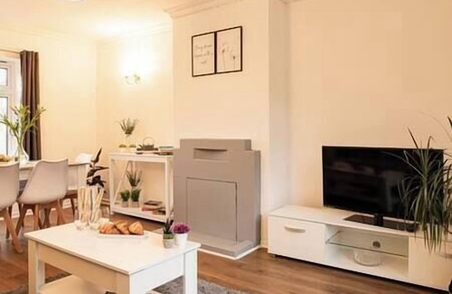 Banbury House | 4 Bed Contractor House - FREE parking and WIFI!
