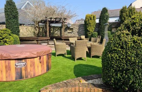 Caerleon House | 4 Bed Cottage - Sleeps 8 - Pets - Garden - Parking