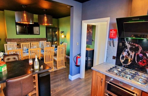 Skegness House | 4 bed Cottage with Hot Tub sleeps 12 pet friendly