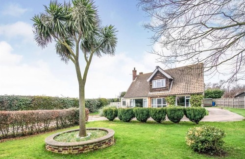 Bacton Ski Chalet | 4 bed cottage with hot tub and 10 minute walk to beach