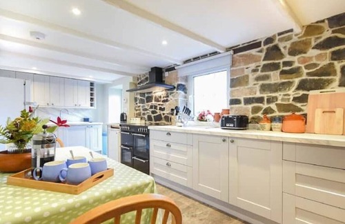 Craster Cottage | 4 bed cottage with parking and views in Craster