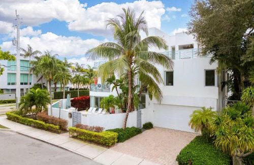 Colee Hammock House | 4-Bed + Den with pool in Las Olas Ft Lauderdale
