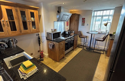 Winkhill House | 4 Bed Farmhouse Alton Towers Chatsworth Polar Bear