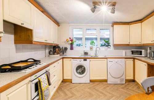 Folkestone House | 4 bed home 3 mins from harbour + sandy beach