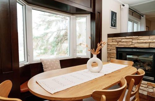 Kensington House | 4 Bed Home Along River Near DT AC Hot Tub