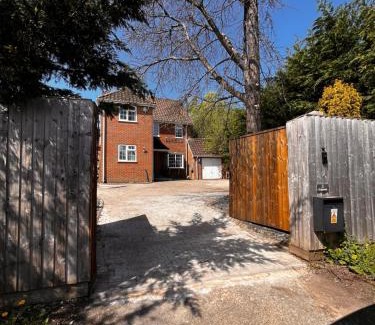 West Parley House | 4 bed home close to The New Forest, Beaches, Shops and Pubs