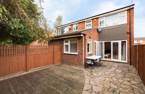 Wyken House | 4-Bed Home for Contractors - Parking - Walk to Hospital