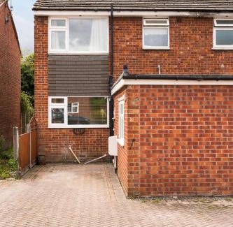 Wyken House | 4-Bed Home for Contractors - Parking - Walk to Hospital