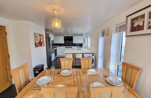 Trafford House | 4 Bed Home in Altrincham by City SuperHost