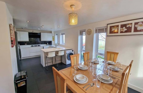 Trafford House | 4 Bed Home in Altrincham by City SuperHost