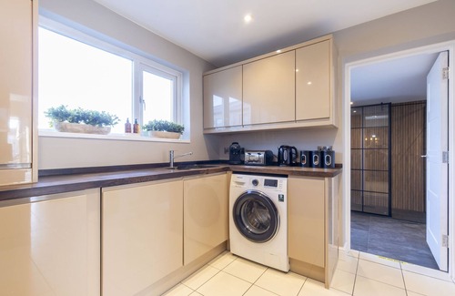 Gloucester House | 4-Bed Home with Hot Tub near Gloucester City