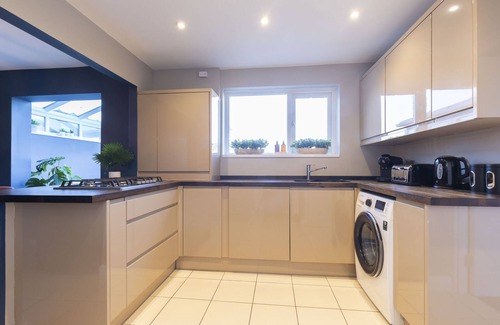 Gloucester House | 4-Bed Home with Hot Tub near Gloucester City