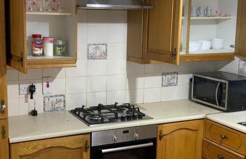 Ongar Apartment | 4 Bed house 9 adults