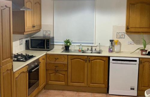 Ongar Apartment | 4 Bed house 9 adults