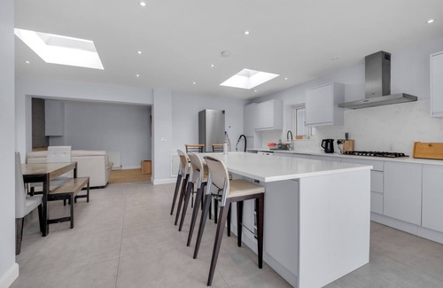 Goodmayes House | 4 Bed House-garden-parking-15 min Elizabeth Line