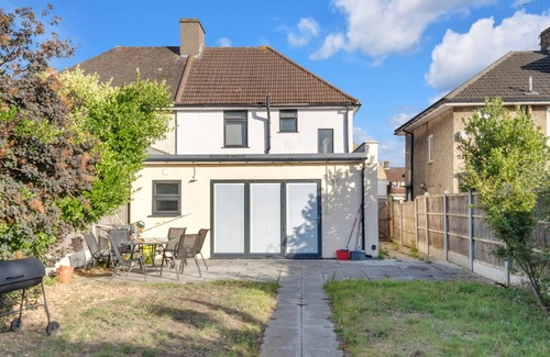 Goodmayes House | 4 Bed House-garden-parking-15 min Elizabeth Line