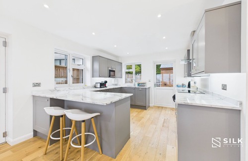 Portsmouth House | 4 Bed house | Hill top views | 3 car driveway