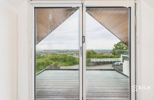 Portsmouth House | 4 Bed house | Hill top views | 3 car driveway